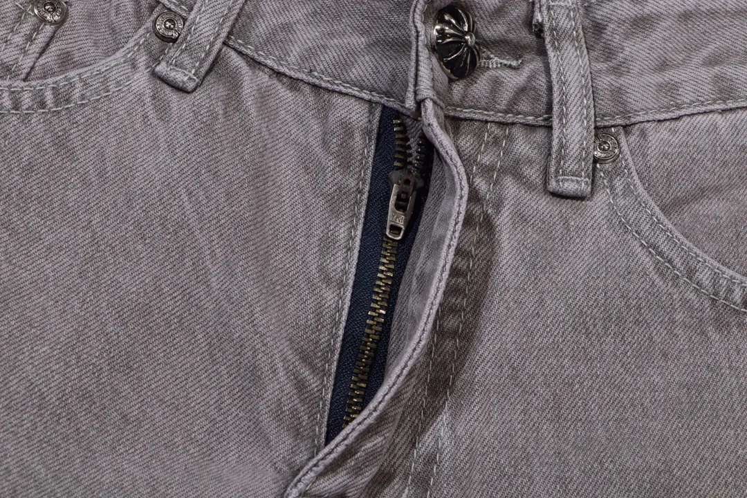 P220 Style Number: H443 Chrome Hearts CH Chrome Hearts Heavy Industry Damaged High Street Jeans exude unruly personality and unique charm. Every wear and tear is carefully designed to present a unique artistic feel. Made of imported denim fabric, which has undergone heavy industrial washing and destruction treatment, the trousers show a super cool effect on the upper body, allowing you to dominate the fashion stage.  This is more than just a pair of jeans, it is an expression of attitude. With its unique design concept and ultimate pursuit of details, Croxin breaks traditional boundaries and defines the jeans trend in the new era. The trousers are made of double-layer woven fabric and matched with customized hardware, showing an incomparably beautiful and unique style, making every wearer the focus of fashion. Imported denim fabric, super heavy-duty washed and damaged, the upper body is super cool! Customized hardware. Unbeatable and beautiful style. The production process is difficult. Full of high street feel. Color: Gray Size: S M L XL XXL